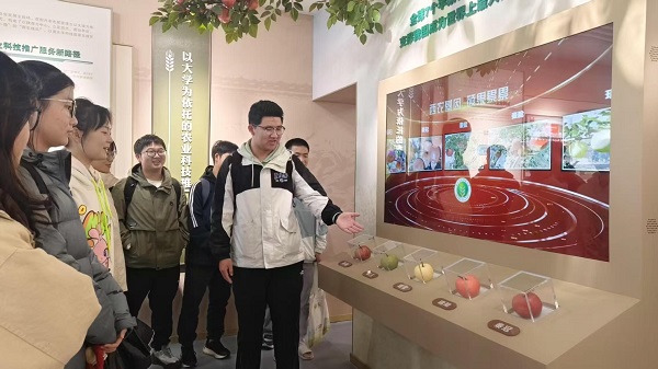 学生讲解瑞阳瑞雪苹果的科研故事.png