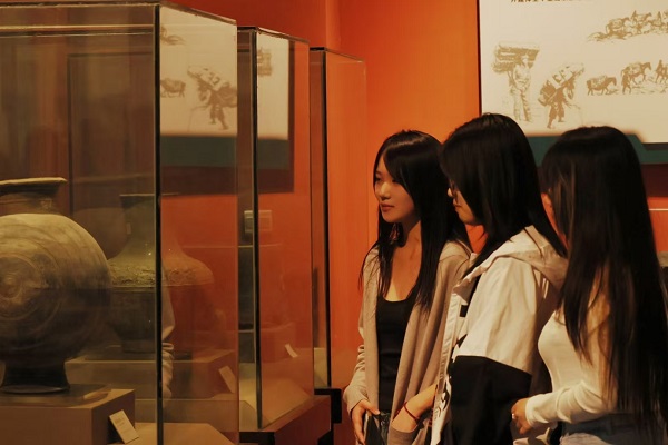 学生在农史文物前驻足思考.png