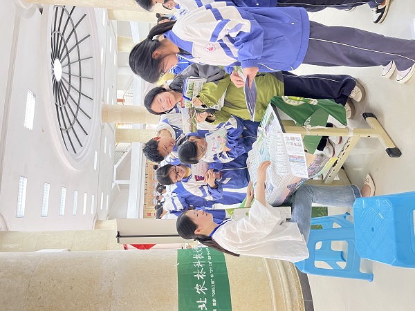 王璐老师认真咨询中 .jpg