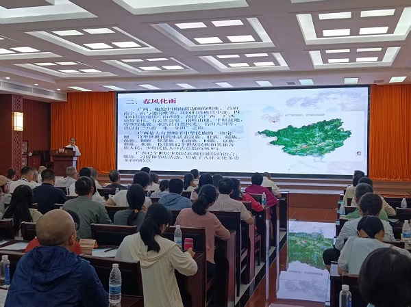 1聆听广西壮族自治区新闻出版局原党组副书记、副局长黄健做的《祖国南疆明珠 绚丽壮美广西——行走在八桂大地上新闻叙述的思政课堂》专题讲座.jpg