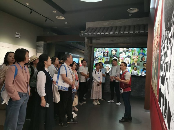 2参观广西民族博物馆.jpg